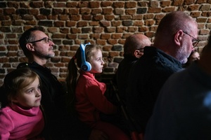 Koncert: Pracownia Piosenki "Na przekór" - Przed koncertem, widok publiczności na widowni.