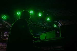 Koncert: Pracownia Piosenki "Na przekór" - Podczas koncertu. Na scenie artyści Pracowni Piosenki.