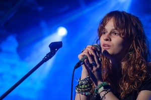 Koncert: Pracownia Piosenki "Na przekór" - Podczas koncertu. Na scenie artyści Pracowni Piosenki.