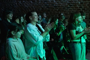 Koncert: Pracownia Piosenki "Na przekór" - Podczas koncertu. Na scenie artyści Pracowni Piosenki.