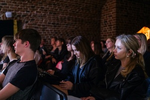 Koncert: Pracownia Piosenki "Na przekór" - Podczas koncertu. Publiczność siedzi i słucha.