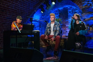 Koncert: Pracownia Piosenki "Na przekór" - Podczas koncertu. Na scenie artyści Pracowni Piosenki.