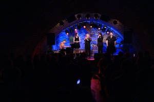 Koncert: Pracownia Piosenki "Na przekór" - Podczas koncertu. Na scenie artyści Pracowni Piosenki.