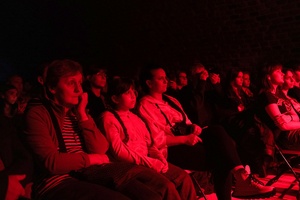 Koncert: Pracownia Piosenki "Na przekór" - Publiczność słuchająca koncertu.