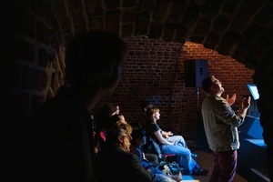 Koncert: Pracownia Piosenki "Na przekór" - Podczas koncertu. Na scenie artyści Pracowni Piosenki.