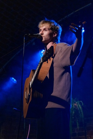 Koncert: Pracownia Piosenki "Na przekór" - Podczas koncertu. Na scenie gość specjalny - Szymon Jarmuła.