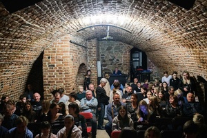 Koncert: Pracownia Piosenki "Na przekór" - Przed koncertem, widok publiczności na widowni.