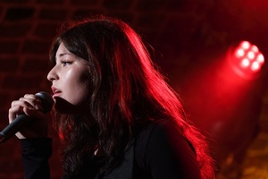 Koncert: Pracownia Piosenki "Na przekór" - Podczas koncertu. Na scenie artyści Pracowni Piosenki.