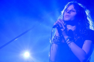 Koncert: Pracownia Piosenki "Na przekór" - Podczas koncertu. Na scenie artyści Pracowni Piosenki.