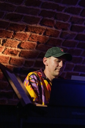 Koncert: Pracownia Piosenki "Na przekór" - Podczas koncertu. Na scenie artyści Pracowni Piosenki.