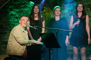 Koncert: Pracownia Piosenki "Na przekór" - Podczas koncertu. Na scenie artyści Pracowni Piosenki.