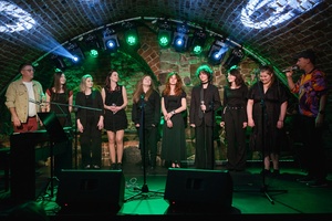 Koncert: Pracownia Piosenki "Na przekór" - Podczas koncertu. Na scenie artyści Pracowni Piosenki.