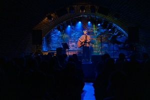 Koncert: Pracownia Piosenki "Na przekór" - Podczas koncertu. Na scenie gość specjalny - Szymon Jarmuła.