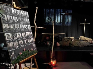 Obchody upamiętniające 85. rocznicę Zbrodni Katyńskiej - akademia - Uroczysta akademia w wykonaniu uczniów I LO