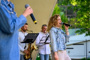 Koncert Chóralne Majówki: Chór GOS.pl - Na scenie śpiewająca solistka Chóru GOS.pl Katarzyna Jabłońska