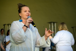 Koncert Chóralne Majówki: Chór GOS.pl - Na scenie śpiewająca solistka Chóru GOS.pl Iwona Solarz