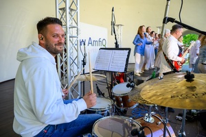 Koncert Chóralne Majówki: Chór GOS.pl - Na scenie na pierwszym planie perkusista zespołu akompaniującego Bartłomiej Rojek