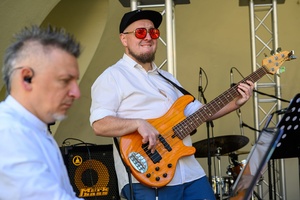 Koncert Chóralne Majówki: Chór GOS.pl - Na scenie muzycy akompaniujący Chórowi GOS.pl. Od lewej: kierownik muzyczny i pianista Bartłomiej Szułakiewicz i basista Grzegorz Nosek