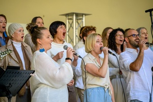 Koncert Chóralne Majówki: Chór GOS.pl - Na scenie śpiewające chórzystki i chórzyści