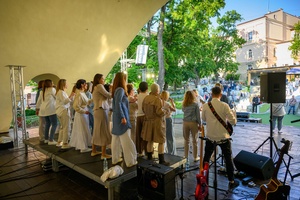 Koncert Chóralne Majówki: Chór GOS.pl - Chór GOS.pl podczas swojego koncertu z perspektywy horyzontu sceny z widokiem na publikę