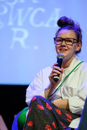 39. TNF - Dzień 2 (31.05.2025) - Na scenie aktorka Nel Kaczmarek odpowiadająca na pytanie widza podczas spotkania z publicznością po projekcji "Utraty równowagi"