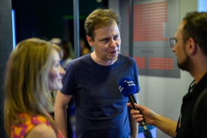 39. TNF - Dzień 2 (31.05.2025) - W hallu kina widz opowiada o wrażeniach po seansie redaktorowi Radia Kraków