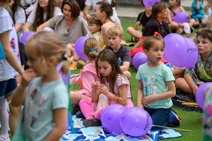 39. TNF: Dzień 3 (1.06.2025) - Najmłodsi widzowie uczestniczący w śpiewających zabawach przed spektaklem "Pan Doremi" w Amfiteatrze Letnim