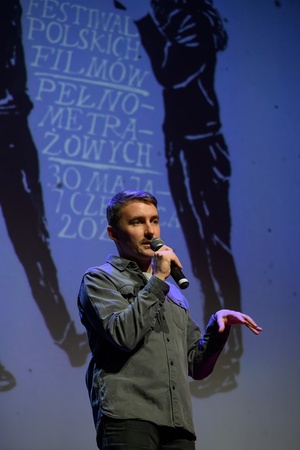 39. TNF: Dzień 3 (1.06.2025) - Na scenie Marzenia Kuba Armata zapowiadający gościa i projekcję filmu konkursowego "Światłoczuła"