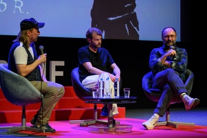 39. TNF: Dzień 3 (1.06.2025) - Na scenie Marzenia od prawej: producent "Dziewczyny z igłą" Mariusz Włodarski, reżyser filmu Magnus von Horn i prowadzący spotkanie z twórcami przed publicznością Ryszard Jaźwiński