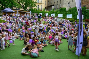 39. TNF: Dzień 3 (1.06.2025) - Najmłodsi widzowie uczestniczący w śpiewających zabawach przed spektaklem "Pan Doremi" w Amfiteatrze Letnim