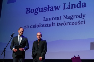39. TNF: Gala Wręczenia Nagród (7.06.2025) - Na scenie prezydent Jakub Kwaśny i Laureat Nagrody za całokształt Bogusław Linda