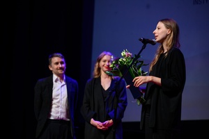 39. TNF: Gala Wręczenia Nagród (7.06.2025) - Na scenie wyróżniona Za debiut reżyserka filmu "Innego końca nie będzie" Monika Majorek, w tle Magdalena Piątek i Kuba Armata