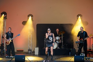 ZDEARZENIA 2025: Renata Przemyk - Na scenie śpiewająca Renata Przemyk