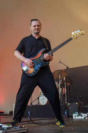 ZDEARZENIA 2025: Renata Przemyk - Na scenie grający na basie Piotr Wojtanowski