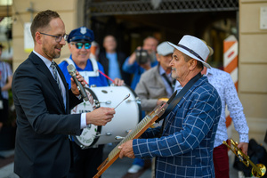 Starówka Jazz Festival 2025 - Koncert I - Po lewej Prezydent miasta Tarnowa - Jakub Kwaśny - przemawiający podczas rozpoczęcia parady nowoorleańskiej