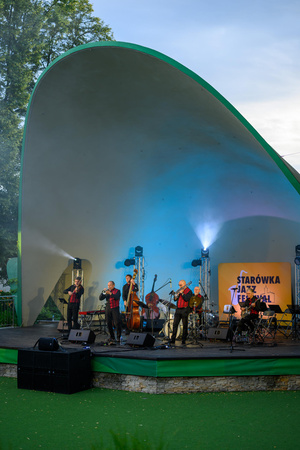 Starówka Jazz Festival 2025 - Koncert I - Na scenie tarnowskiego amfiteatru Five O'Clock Orchestra