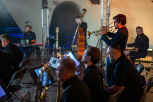 Starówka Jazz Festival 2025 - Koncert I - Na scenie tarnowskiego amfiteatru Rhythm Kings Big Band