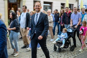 Starówka Jazz Festival 2025 - Koncert I - Prezydent miasta Tarnowa - Jakub Kwaśny - podczas parady nowoorleańskiej ulicami Tarnowa.