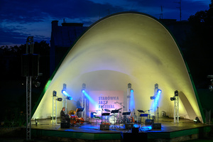 Starówka Jazz Festival 2025 - Koncert II - Leliwa Jazz Band & Wojciech Kamiński na scenie amfiteatru letniego