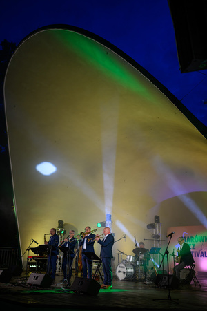 Starówka Jazz Festival 2025 - Koncert II - Leliwa Jazz Band & Wojciech Kamiński na scenie amfiteatru letniego