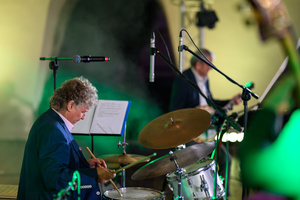 Starówka Jazz Festival 2025 - Koncert II - Leliwa Jazz Band & Wojciech Kamiński na scenie amfiteatru letniego