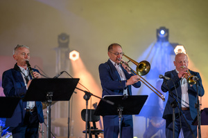 Starówka Jazz Festival 2025 - Koncert II - Leliwa Jazz Band & Wojciech Kamiński na scenie amfiteatru letniego