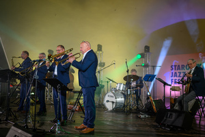 Starówka Jazz Festival 2025 - Koncert II - Leliwa Jazz Band & Wojciech Kamiński na scenie amfiteatru letniego