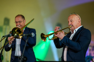 Starówka Jazz Festival 2025 - Koncert II - Leliwa Jazz Band & Wojciech Kamiński na scenie amfiteatru letniego