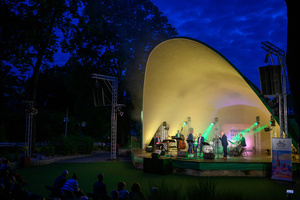 Starówka Jazz Festival 2025 - Koncert II - Leliwa Jazz Band & Wojciech Kamiński na scenie amfiteatru letniego