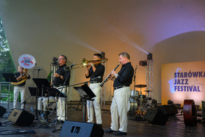 Starówka Jazz Festival 2025 - Koncert III - RB Dixie Five na scenie tarnowskiego amfiteatru