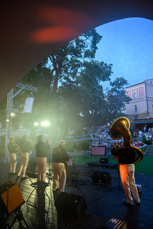 Starówka Jazz Festival 2025 - Koncert III - RB Dixie Five na scenie tarnowskiego amfiteatru