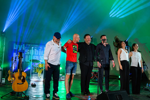 XX Był Sobie Blues: Clappton - A Tribute To Eric Clapton - Na scenie zespół Clappton kłąniający się tarnowskiej publiczności po zakończonym występie