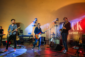 Rock na Starówce - Na scenie występujący zespół Jarka Tuckiego.