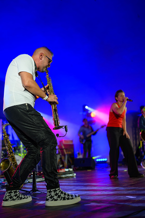 Rock na Starówce - Na scenie zespół Magdaleny Piwowarczyk: na pierwszym planie grający na saksofonie Marek Krupa i śpiewająca Magda